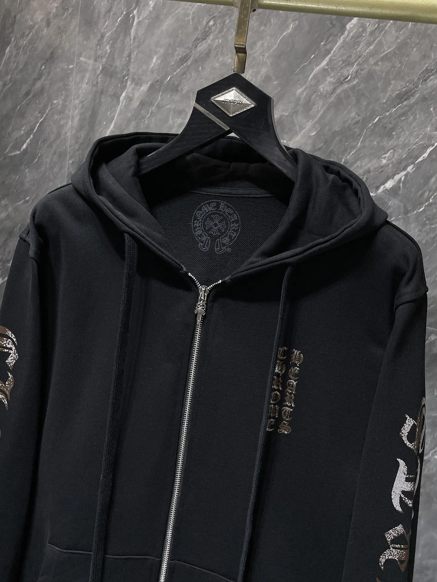 P260 Chrome Hearts Autumn and Winter 2025 Counter Synchronization ❤️ Brown Glitter Horseshoe Cross Zipper Sweater Improved Customized Version 1:1 High Weight High-Quality Fabric 🌈Recommended Color: Black 🌈 Size: S, M, L, XL